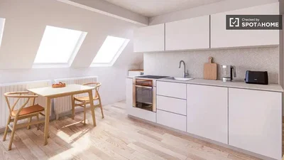 Cucina; elettrodomestici, pavimento in legno, luce naturale