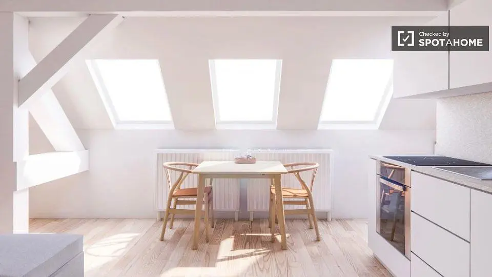 Cucina; elettrodomestici, pavimento in legno, luce naturale