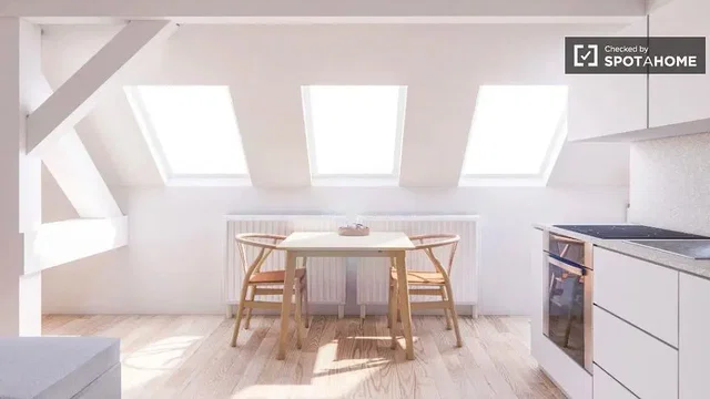 Cucina; elettrodomestici, pavimento in legno, luce naturale