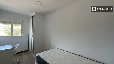 Camera da letto; luce naturale, pavimento in legno