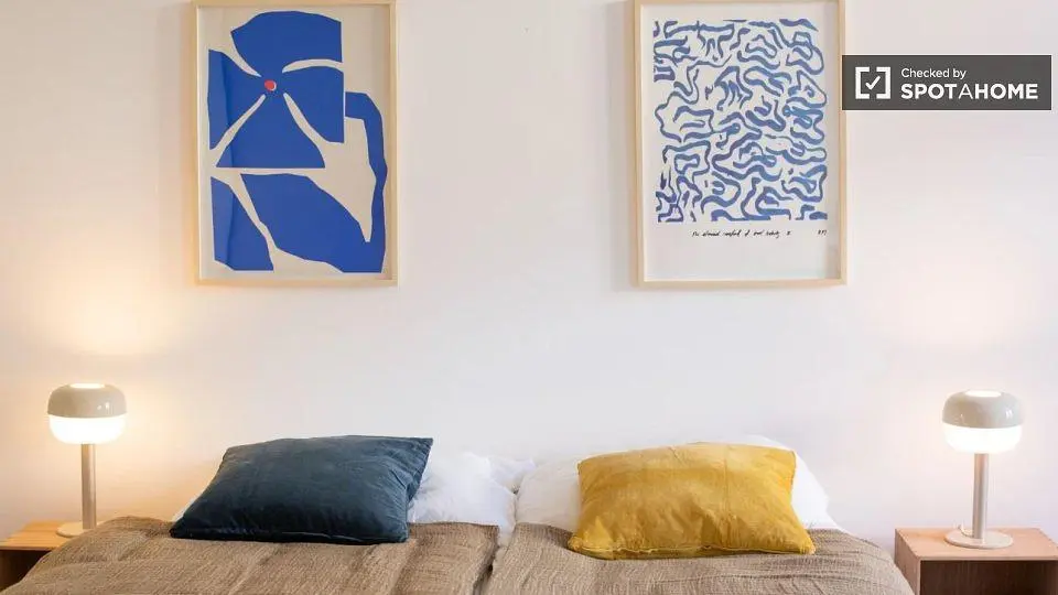 Camera da letto; stile moderno, luce naturale