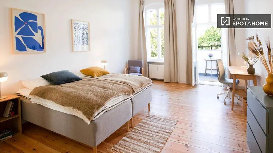 Camera da letto; pavimento in legno, luce naturale, stile moderno