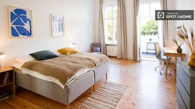 Camera da letto; pavimento in legno, luce naturale, stile moderno