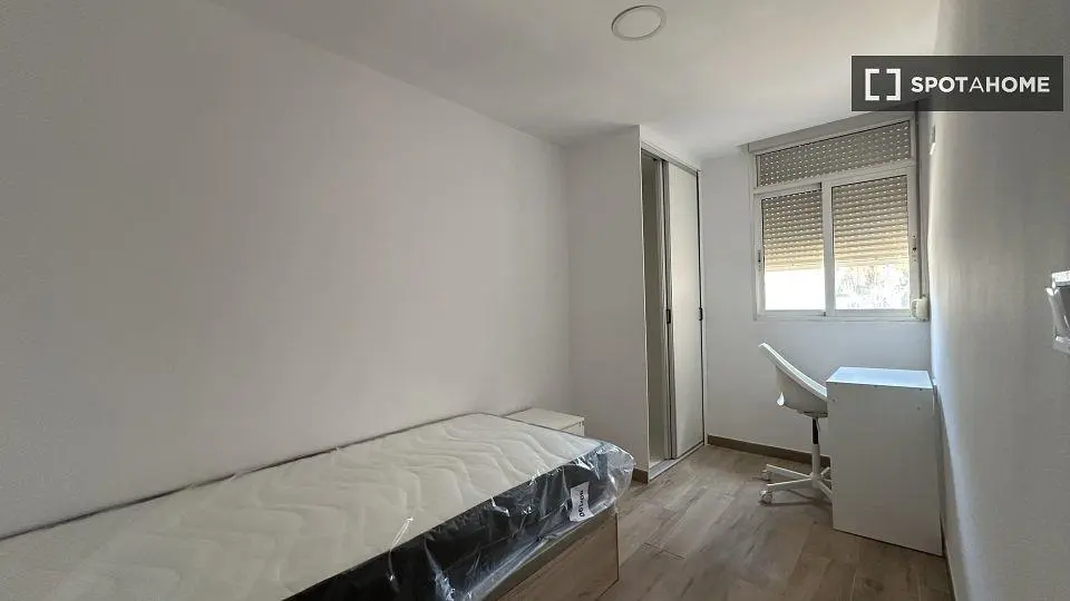 Camera da letto; pavimento in legno, luce naturale