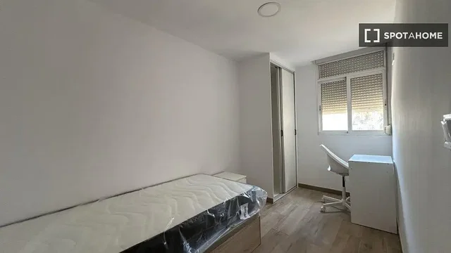 Camera da letto; pavimento in legno, luce naturale