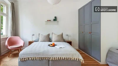 Camera da letto; luce naturale, pavimento in legno