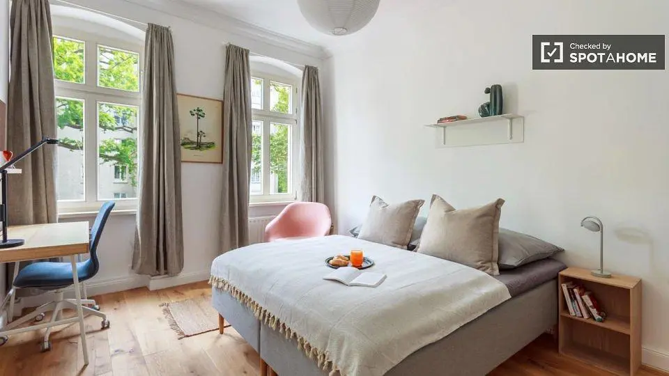 Camera da letto; pavimento in legno, luce naturale, stile moderno