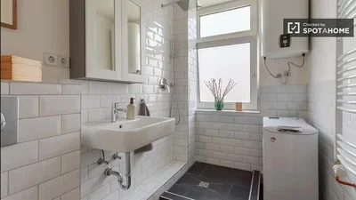 Toilette; luce naturale, pavimento in piastrelle