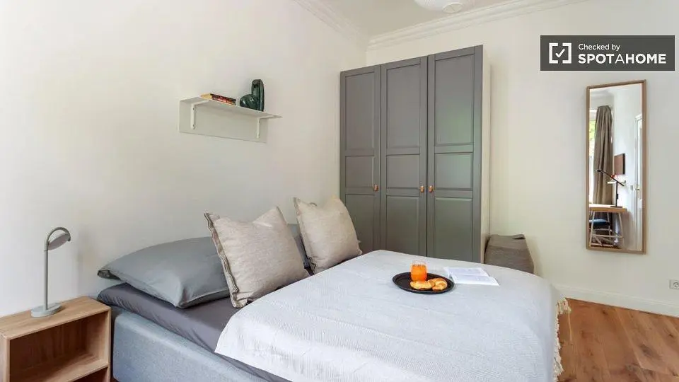 Camera da letto; pavimento in legno, luce naturale