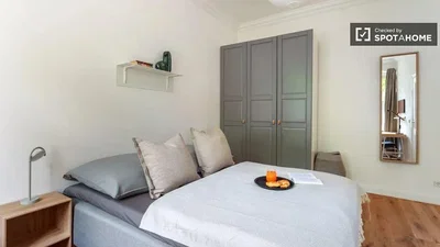 Camera da letto; pavimento in legno, luce naturale
