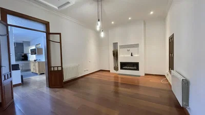 Wohnzimmer; holzboden, kamin, tageslicht