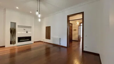 Wohnzimmer; kamin, holzboden, tageslicht