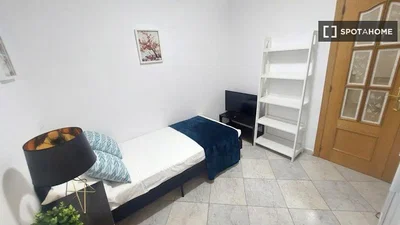Camera da letto; pavimento in piastrelle, luce naturale