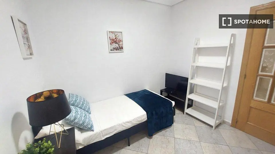 Camera da letto; luce naturale, stile moderno