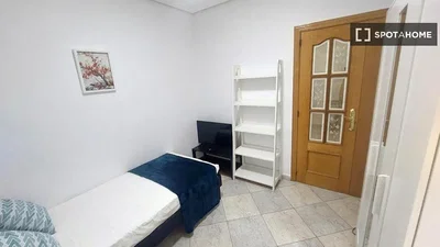 Camera da letto; pavimento in piastrelle, luce naturale