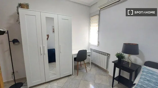 Camera da letto; pavimento in legno, luce naturale, stile moderno