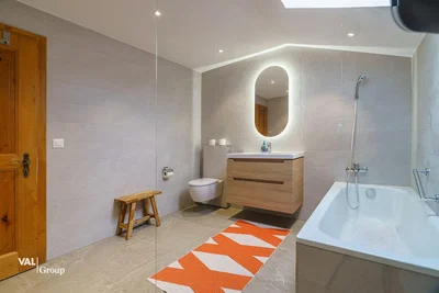 Badezimmer; fliesenboden, renoviert, tageslicht