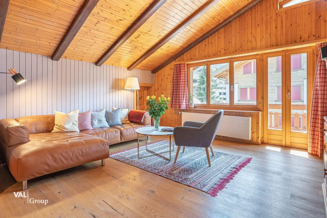 Wohnzimmer; holzbalken, holzboden, tageslicht, rustikaler stil