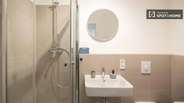 Τουαλέτα; πλακάκια, ανακαινισμένο, φυσικό φως
