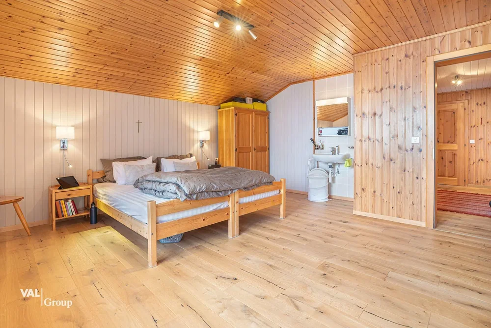 Schlafzimmer; holzboden, holzbalken