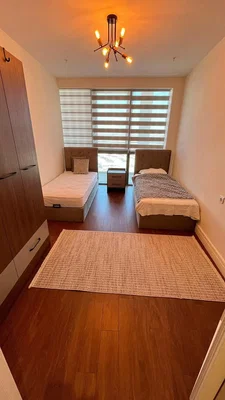 Schlafzimmer; holzboden, tageslicht