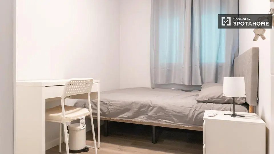 Schlafzimmer; tageslicht, holzboden