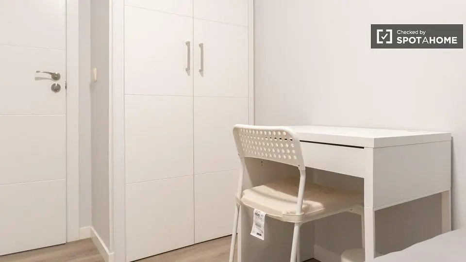 Schlafzimmer; holzboden, renoviert, tageslicht