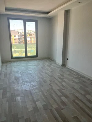 Sonstiges; fliesenboden, tageslicht, renovierungsbedürftig