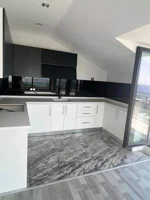 Küche; küchengeräte, fliesenboden, tageslicht, moderner stil, renoviert