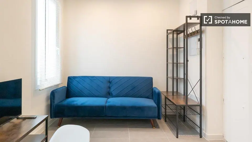 Wohnzimmer; tageslicht, fliesenboden