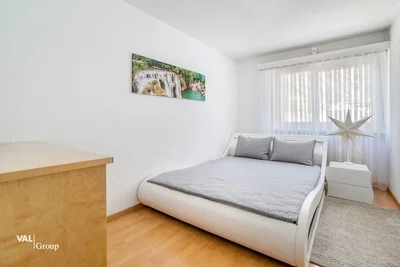 Schlafzimmer; holzboden, tageslicht