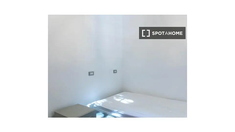 Chambre; lumière naturelle, nécessite rénovation
