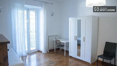 Ložnice; dřevěná podlaha, přirozené světlo