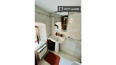 Badezimmer; fliesenboden, tageslicht