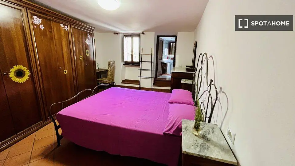 Schlafzimmer; holzboden, holzbalken, fliesenboden