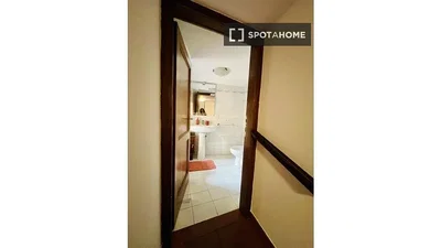 Toilette; fliesenboden, tageslicht