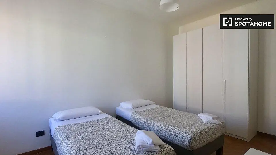 Schlafzimmer; holzboden, tageslicht