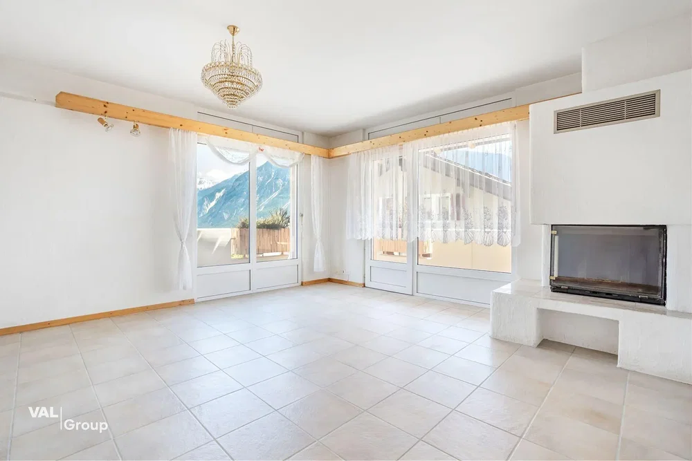 Wohnzimmer; blick, tageslicht, fliesenboden, kamin