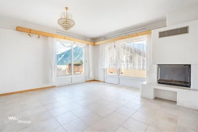 Wohnzimmer; blick, tageslicht, fliesenboden, kamin