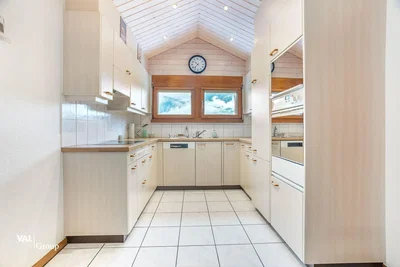 Cucina; pavimento in piastrelle, elettrodomestici, luce naturale