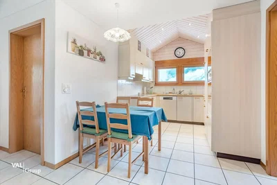 Cucina; pavimento in piastrelle, luce naturale, elettrodomestici