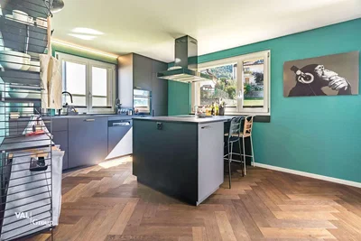 Keuken; keukenapparatuur, houten vloer, natuurlijk licht, moderne stijl
