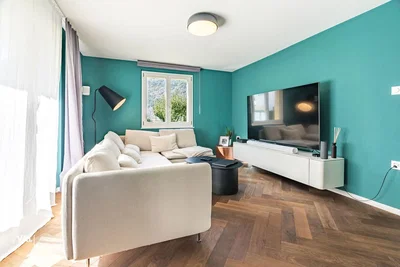 Wohnzimmer; tageslicht, holzboden, moderner stil