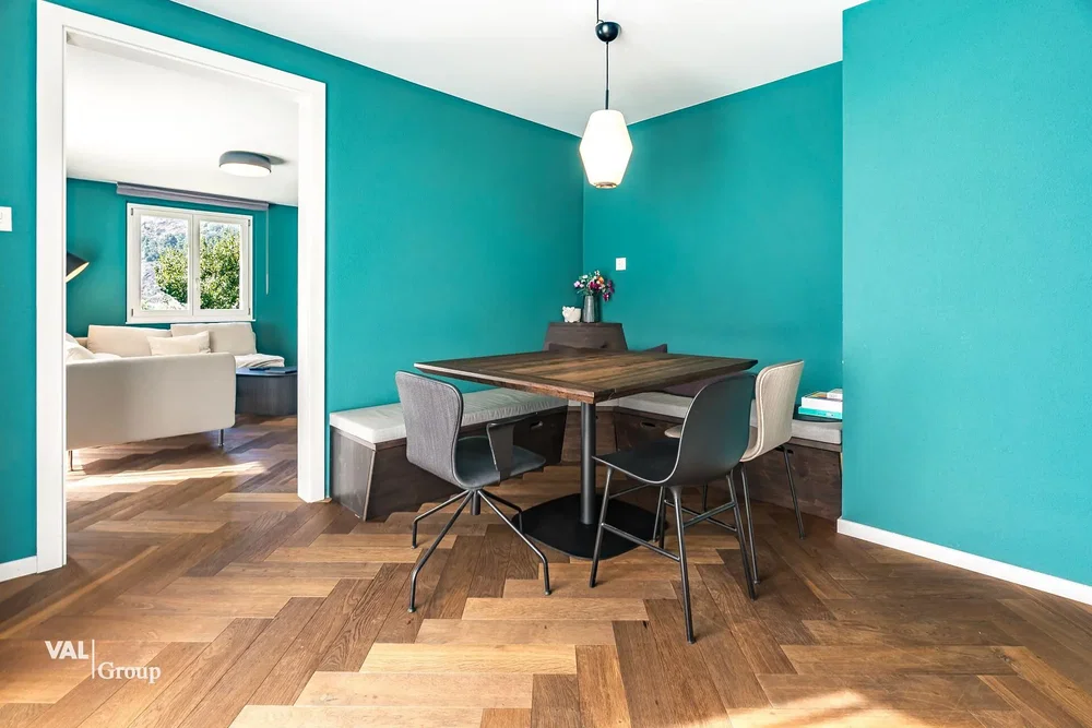 Woonkamer; houten vloer, natuurlijk licht, moderne stijl
