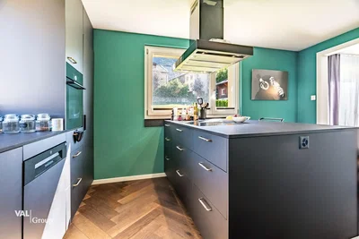 Keuken; keukenapparatuur, houten vloer, natuurlijk licht, moderne stijl