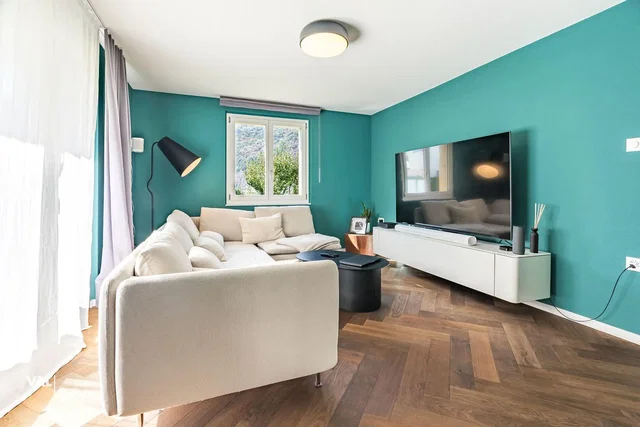 Woonkamer; natuurlijk licht, houten vloer, moderne stijl