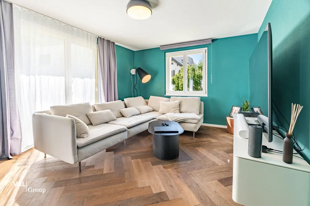 Wohnzimmer; holzboden, tageslicht, moderner stil