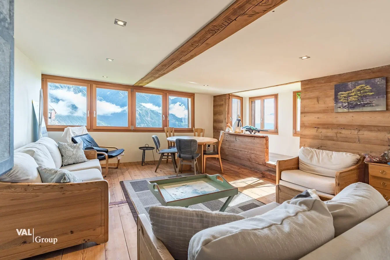 Soggiorno; luce naturale, pavimento in legno, stile rustico, vista