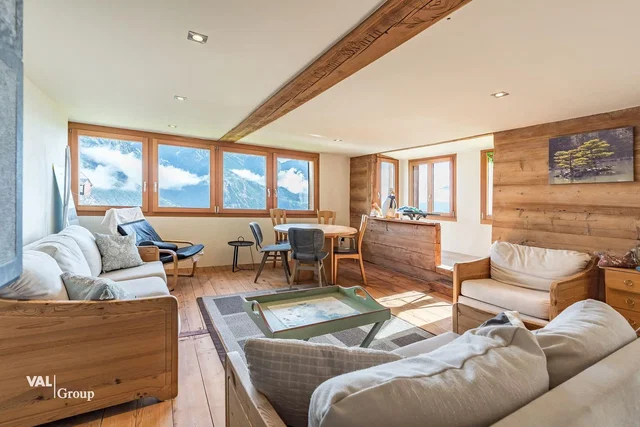 Soggiorno; luce naturale, pavimento in legno, stile rustico, vista