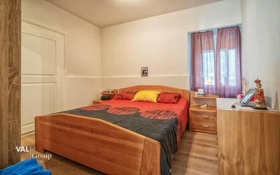 Camera da letto; pavimento in legno, luce naturale